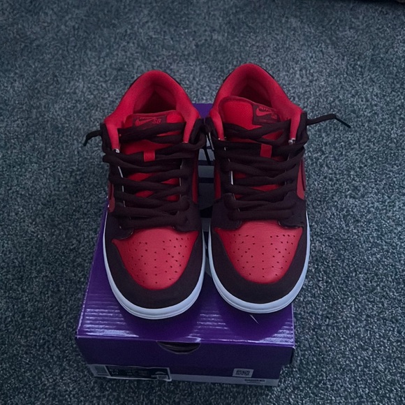 Dunk low cherries size 8.5. never been worn. comes with crease protectors